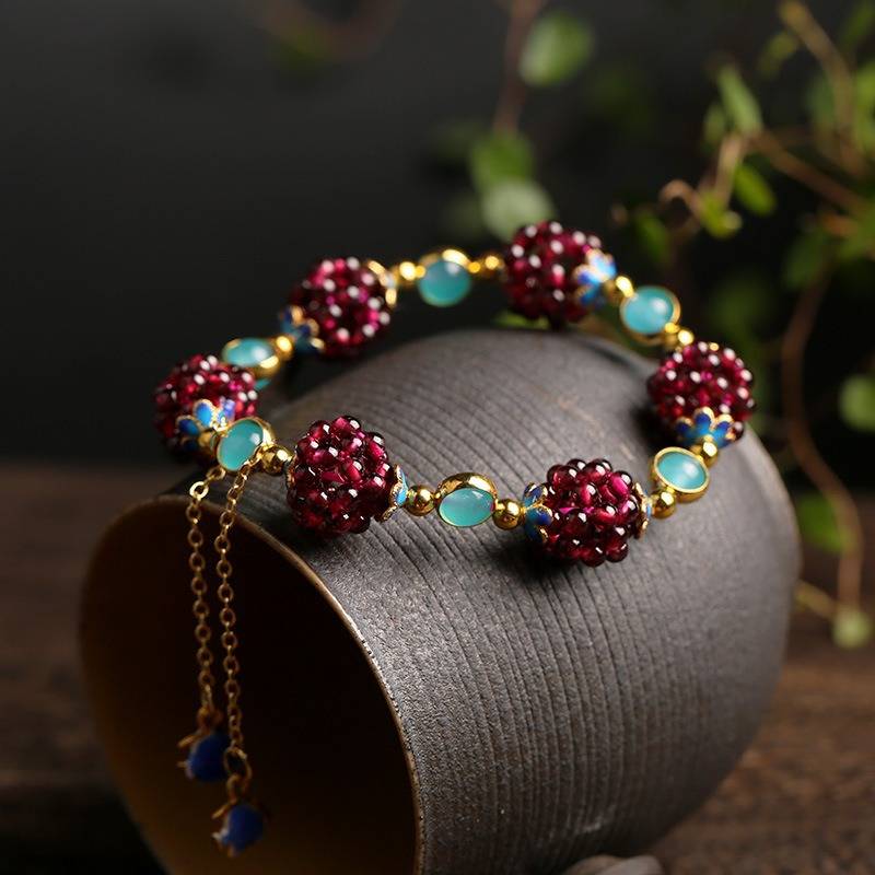 Armband mit Natursteinbeeren