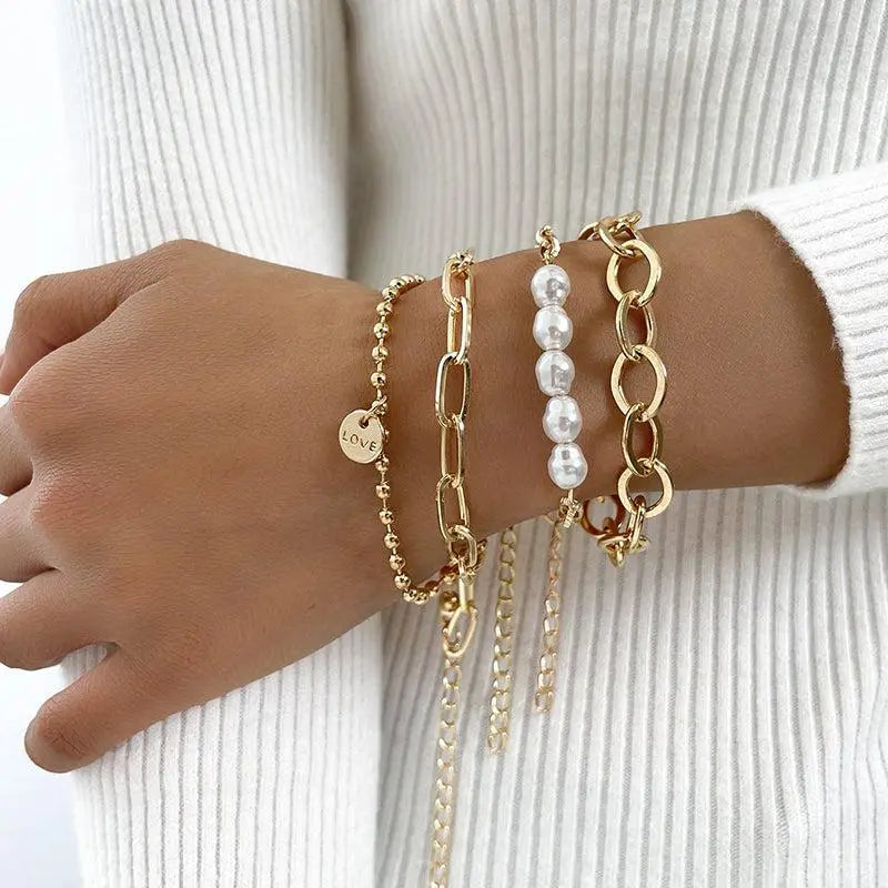Goldene Perlenarmbänder