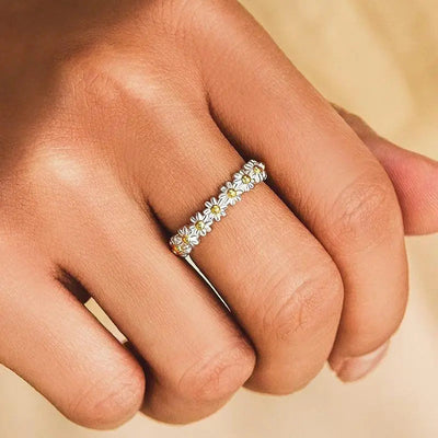 Verstellbarer Silber- und handbemalter Emaille Gänseblümchenring