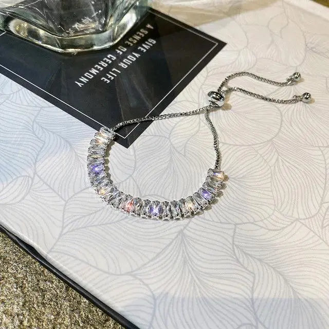 Verstellbares Armband aus Zirkonia in Gold und Silber
