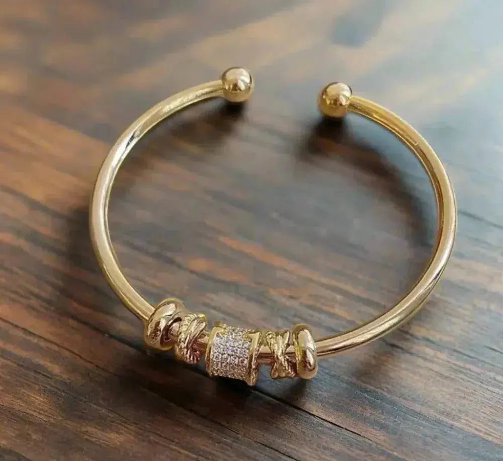 Verstellbares Armband mit goldenen Charms