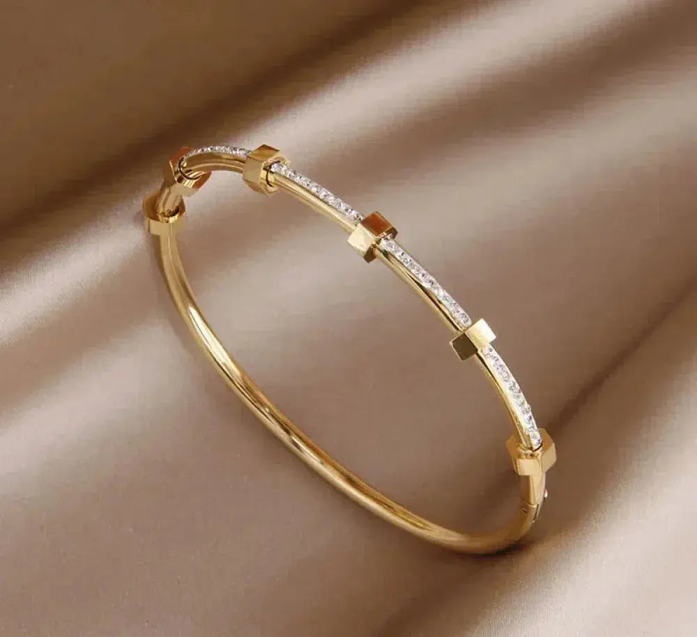 Elegantes hellgoldenes Armband