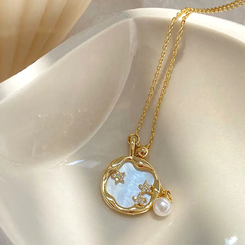 Mondstein mit Perlenkette in Gold