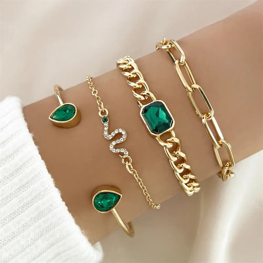 Pack von Armbändern mit grünen Kristallen